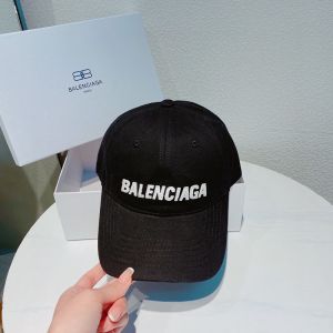 Balenciaga Embroidered Logo Baseball Cap In Black